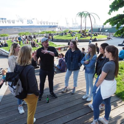 Schülerinnen und Lehrerin lassen sich von unserem Guide vor Ort die Geschichte zum Park Fiction erklären.