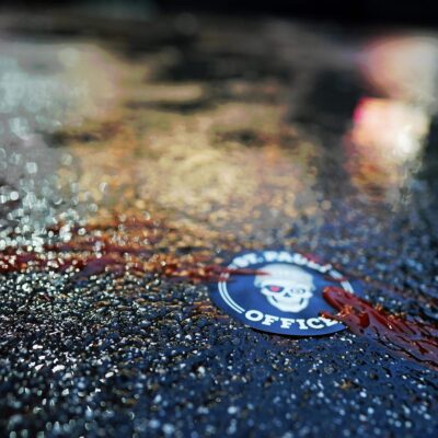 True Crime-Quiztour - Sticker mit Blut auf der Straße